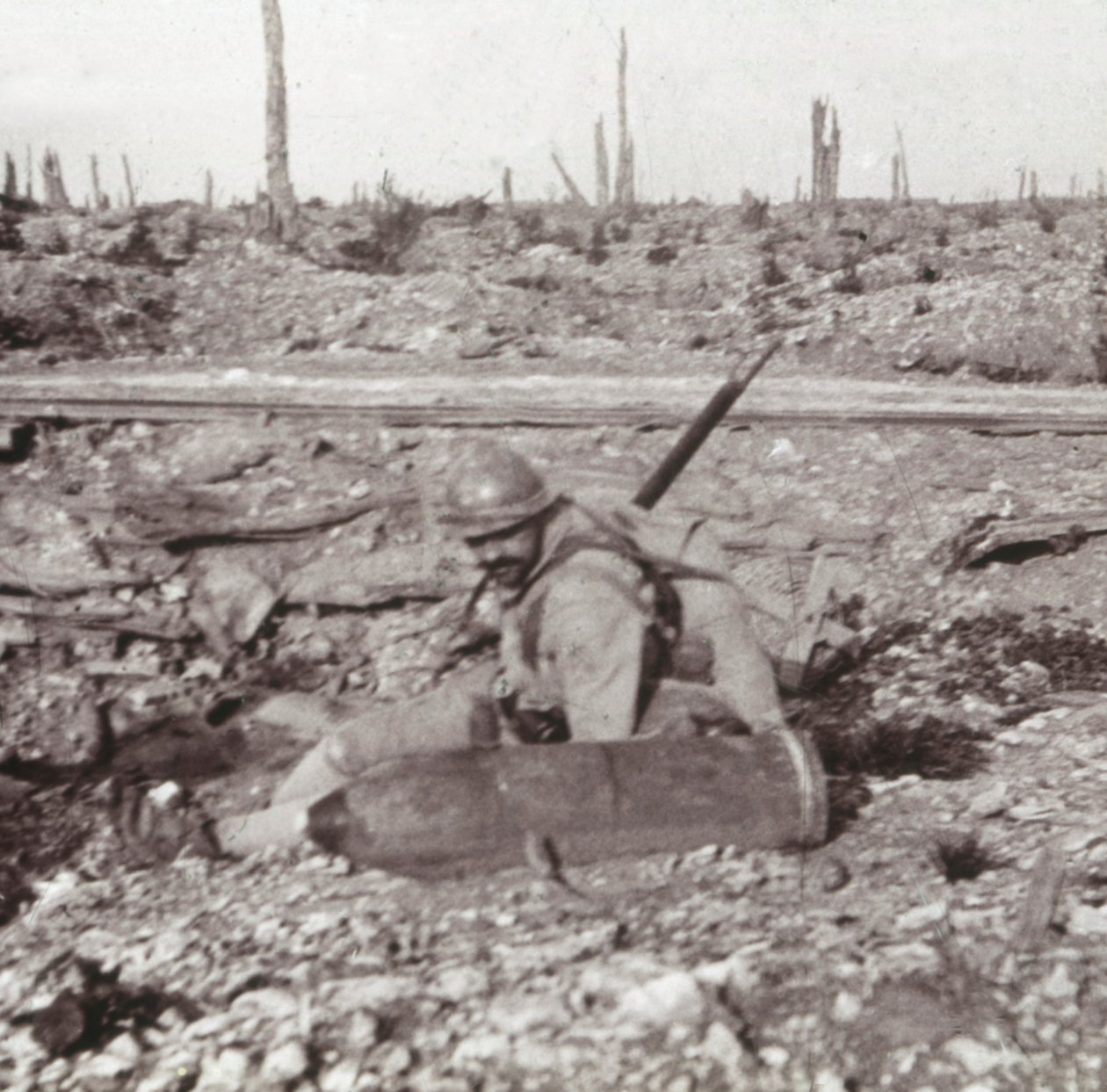 Katona kagylóval, Bois dAvocourt, Verdun, Észak-Franciaország, c1914-c1918 alkotó: Unbekannt
