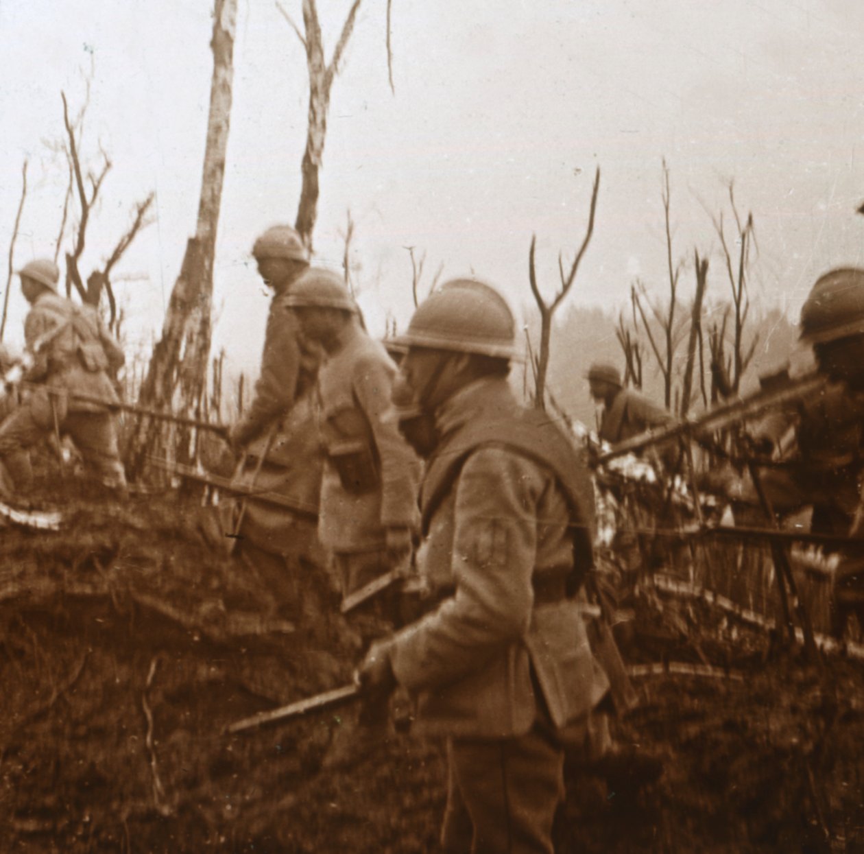 Katonák haladnak előre, c1914-c1918 alkotó: Unbekannt