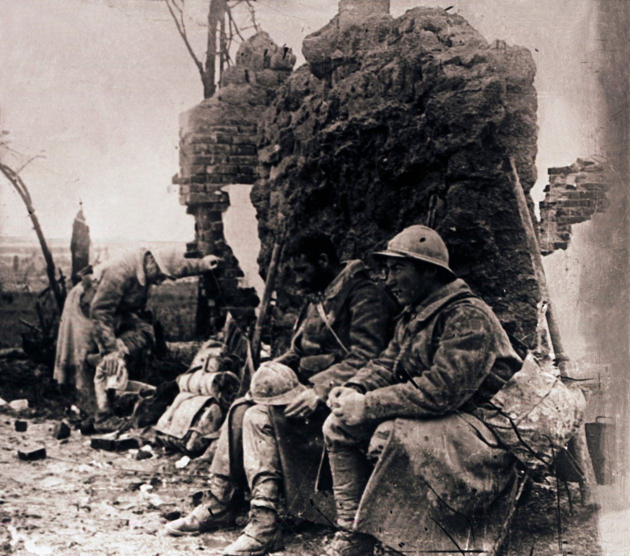 Katonák a romok között, c1914-c1918 alkotó: Unbekannt