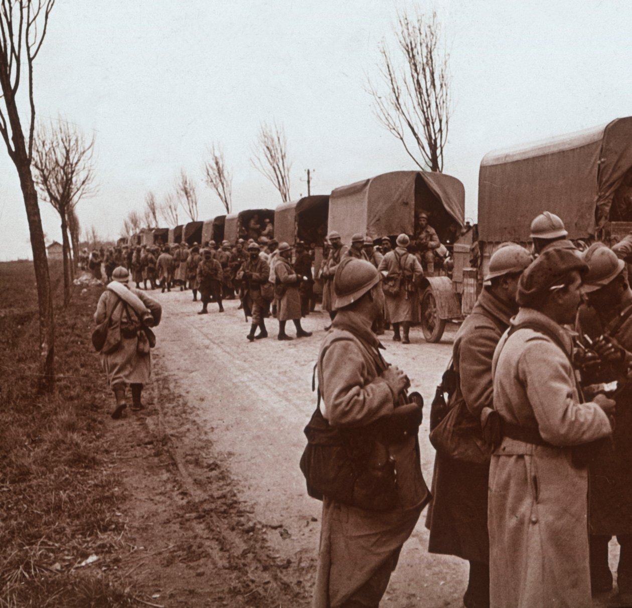 Katonák és teherautó-oszlop a Voice Sacrée-n, Verdun, Észak-Franciaország, c1914-c1918 alkotó: Unbekannt