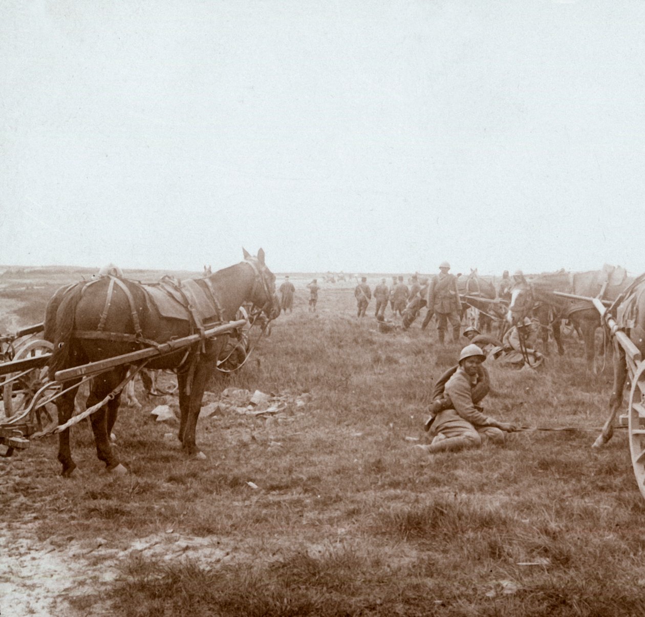 Katonák és lovas tüzérség, c1914-c1918 alkotó: Unbekannt