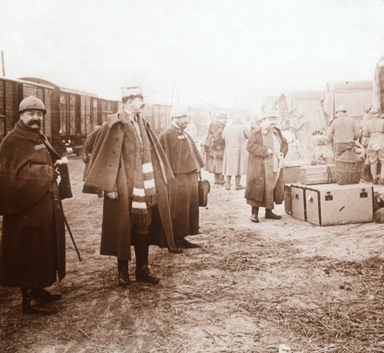 Katonák érkeznek a franciaországi Amanvillersbe, 1914-c1918 között alkotó: Unbekannt