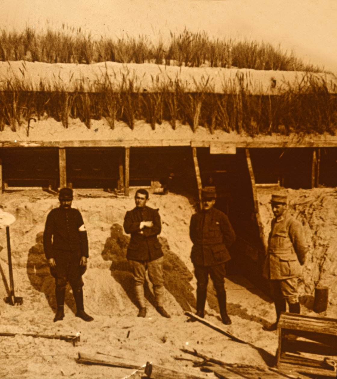 Katonák az elsősegélynyújtó állomáson, c1914-c1918 alkotó: Unbekannt