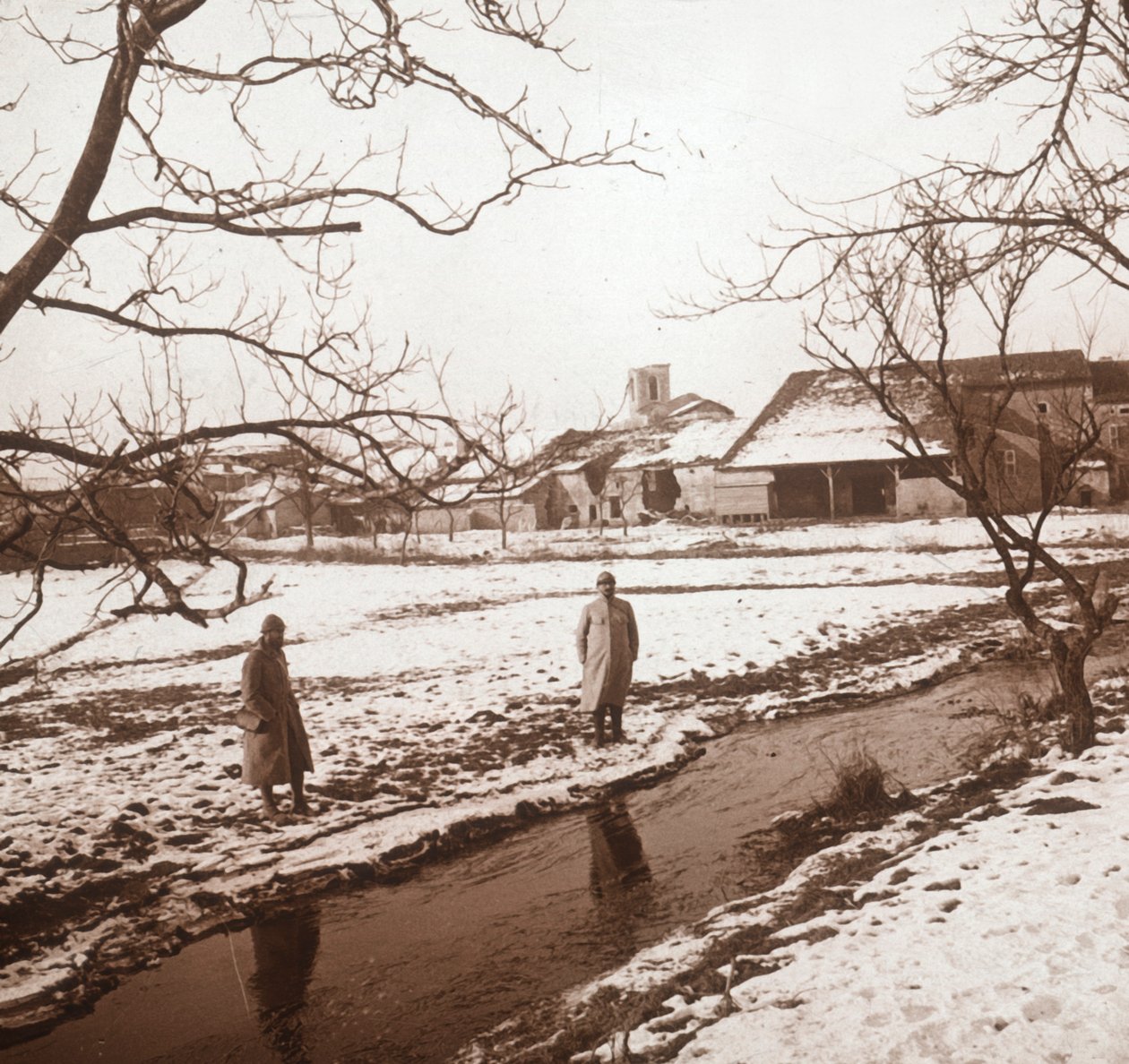 Katonák a folyó mellett, Bernecourt, Észak-Franciaország, 1914-c1918 alkotó: Unbekannt