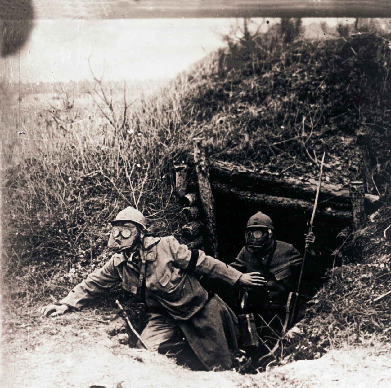 Gázálarcos katonák lövészárkokból előbukkanva, c1914-c1918 alkotó: Unbekannt