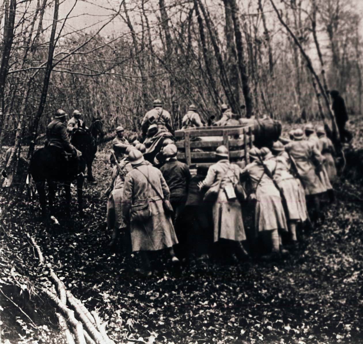 Katonák az erdőben, c1914-c1918 alkotó: Unbekannt