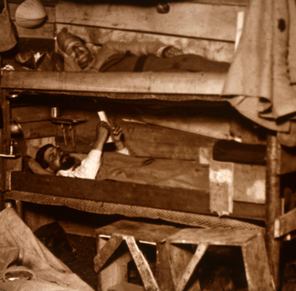 Katonák fa priccsben, c1914-c1918 alkotó: Unbekannt