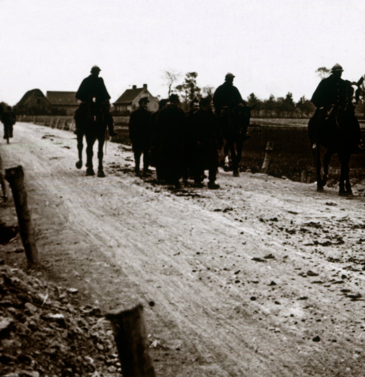 Katonák az úton, c1914-c1918 alkotó: Unbekannt