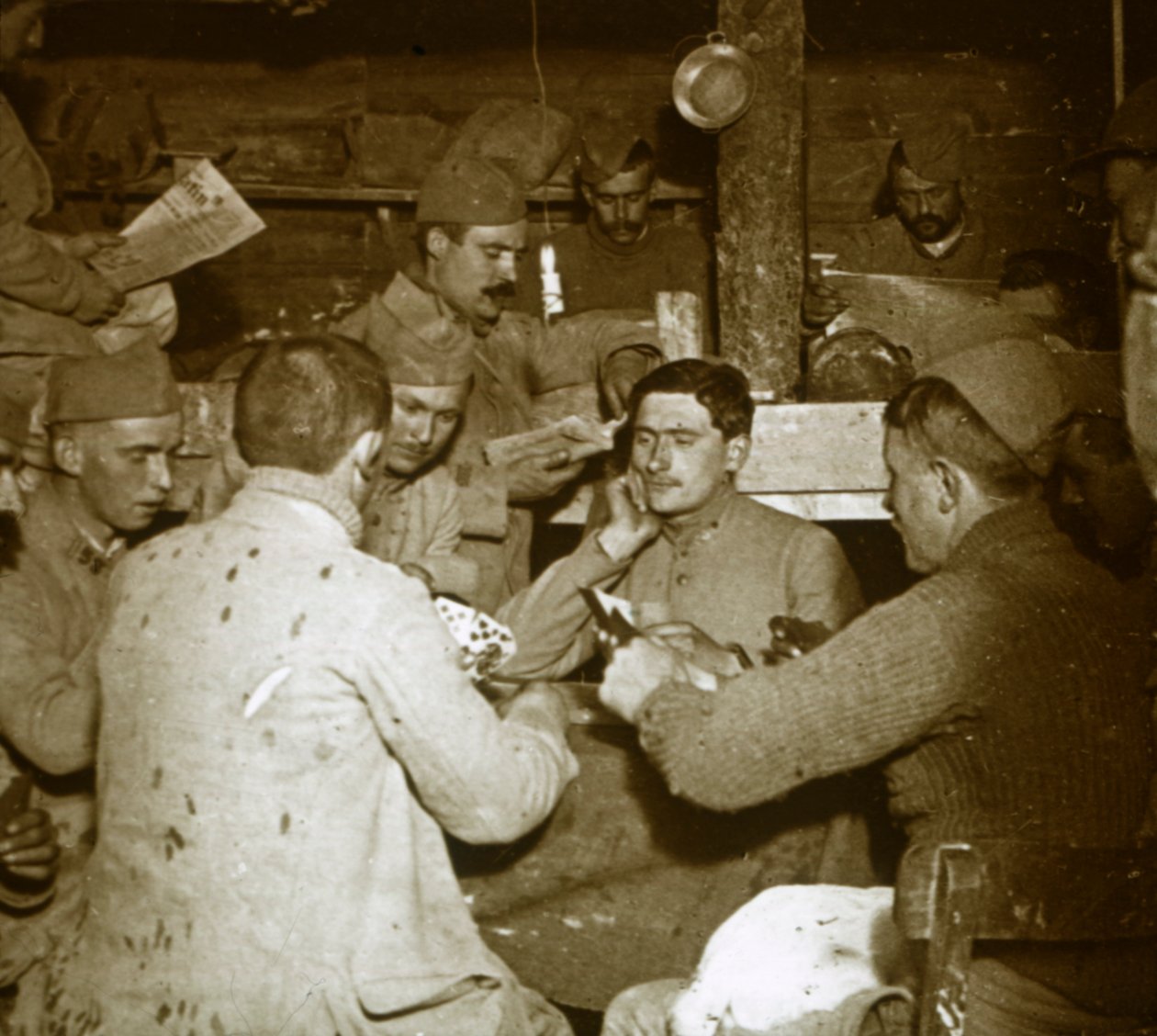 Katonák Manille-ban [kártyajáték] a lövészárokban, c1914-c1918 alkotó: Unbekannt