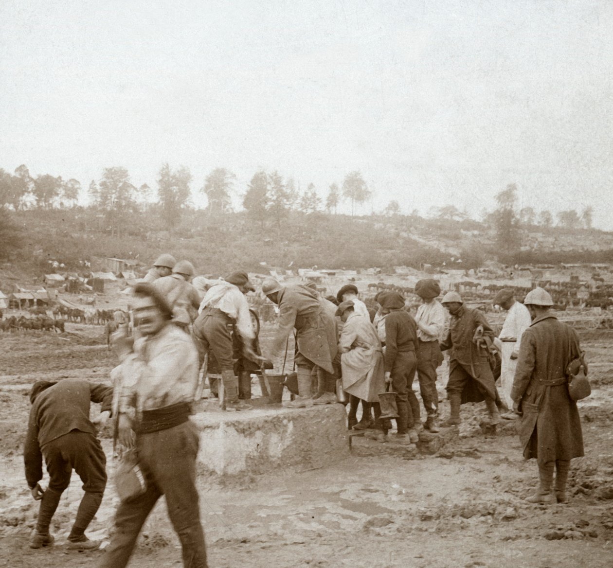 Katonák sorakoznak a sárban vízért, Genicourt, Észak-Franciaország, c1914-c1918 alkotó: Unbekannt