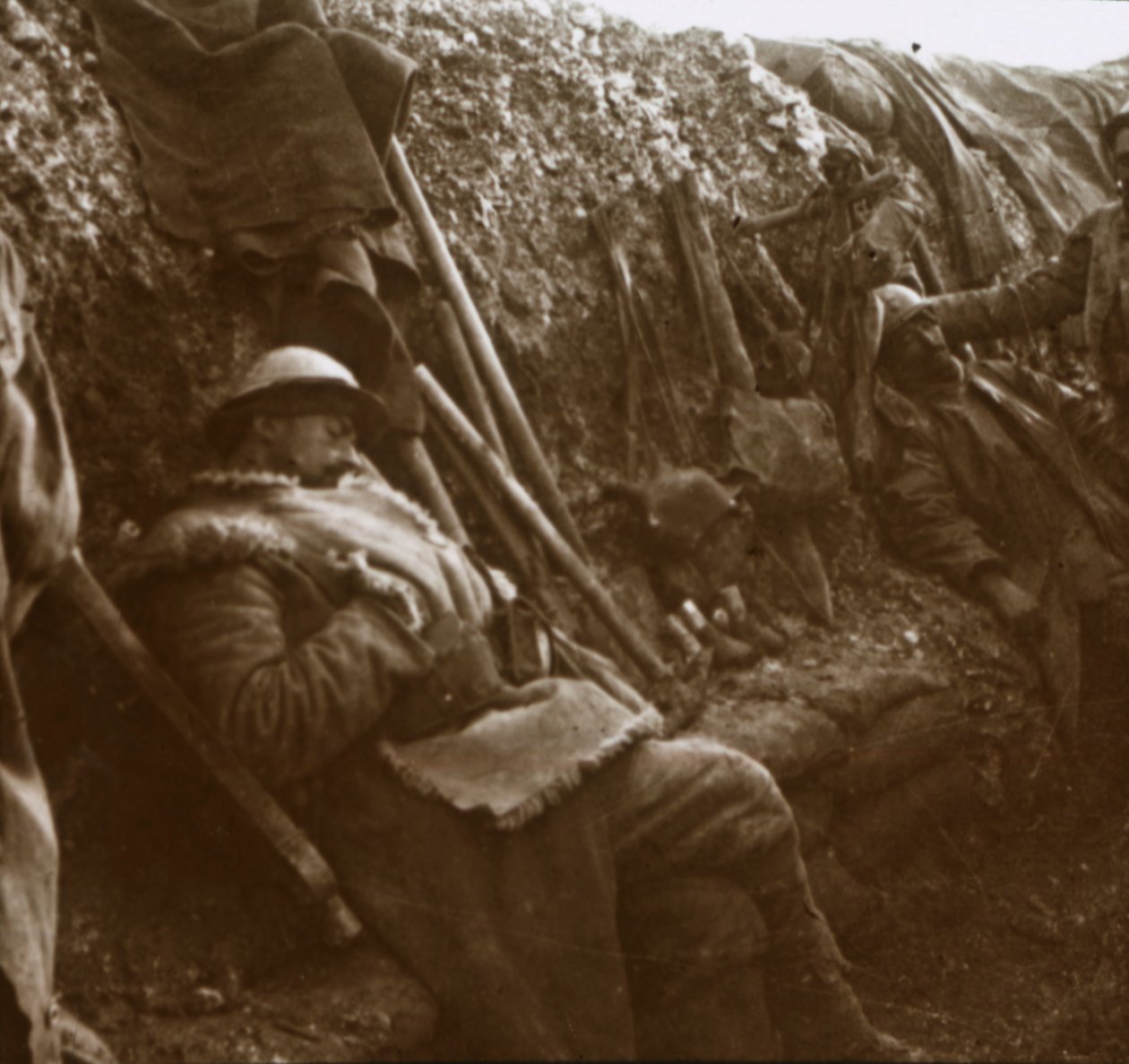 A lövészárokban nyugvó katonák, c1914-c1918 alkotó: Unbekannt