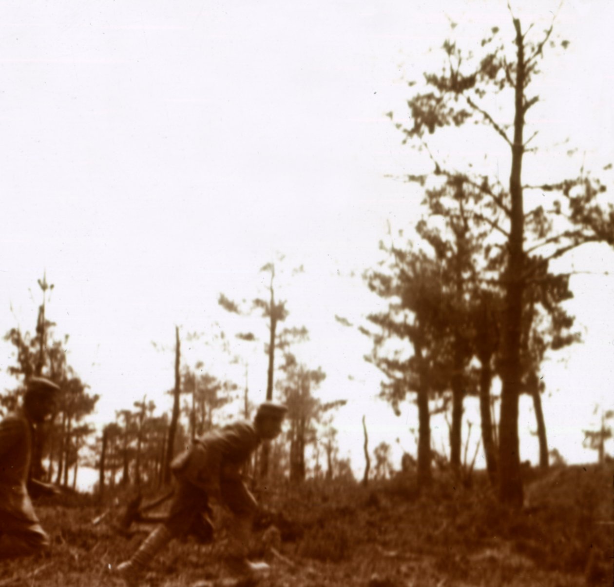 A csatatéren futó katonák, c1914-c1918 alkotó: Unbekannt
