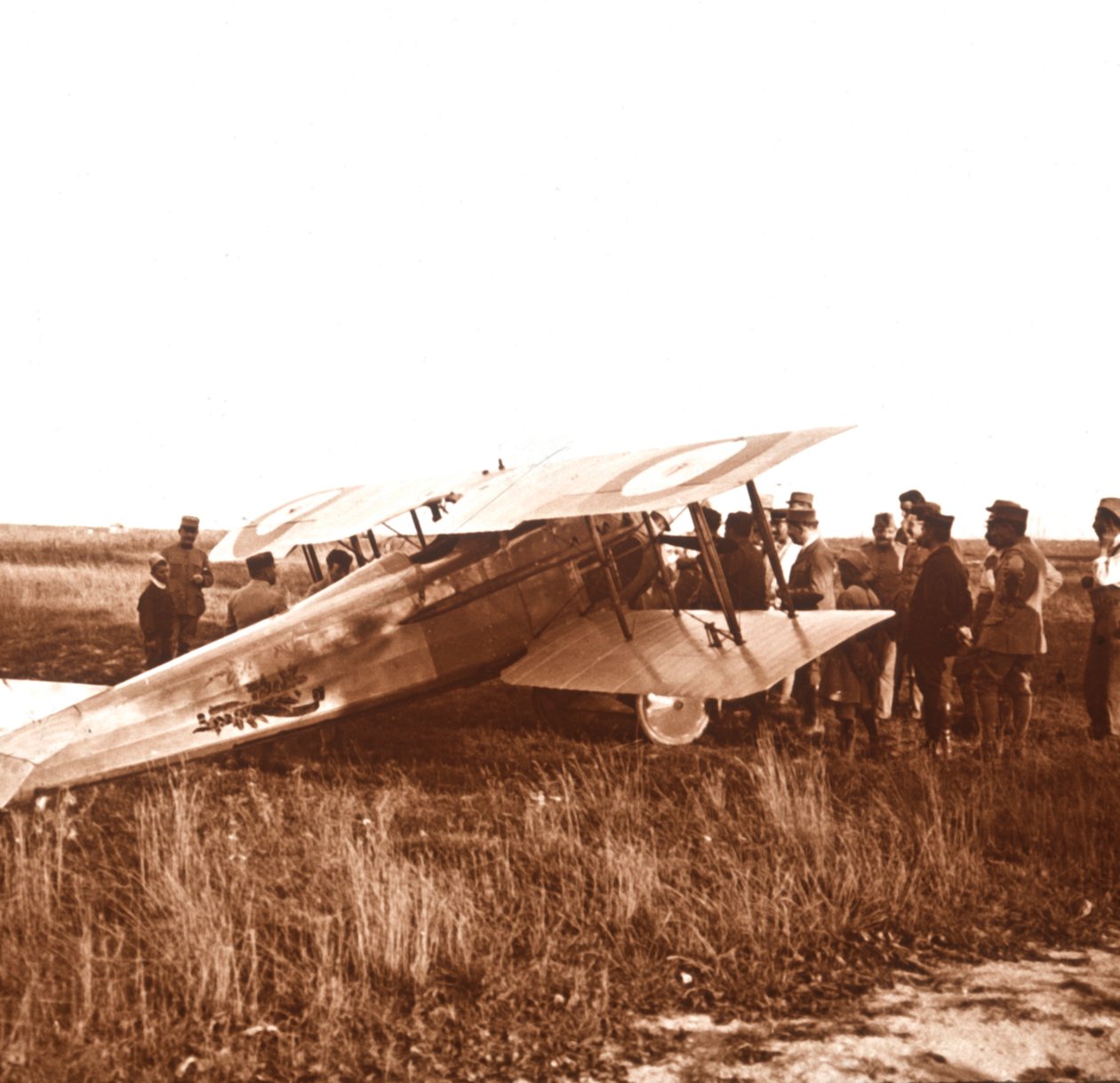 Katonák a kétfedelű repülőgép körül, Somme, Észak-Franciaország, c1914-c1918 alkotó: Unbekannt
