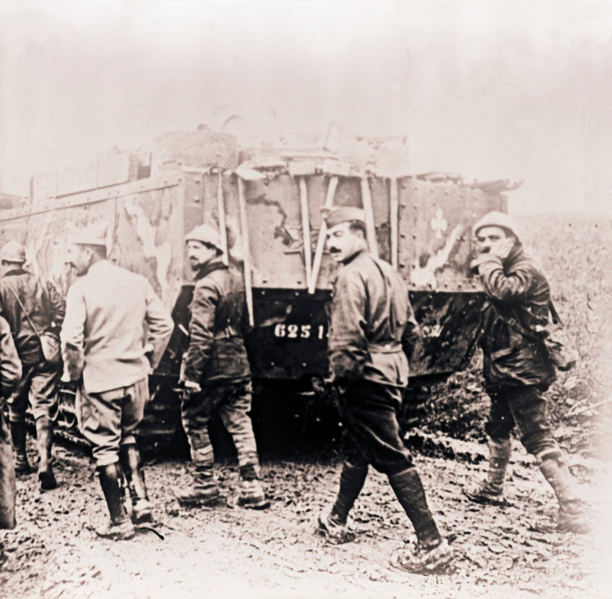 Katonák sétálnak a tank mögött, c1914-c1918. alkotó: Unbekannt