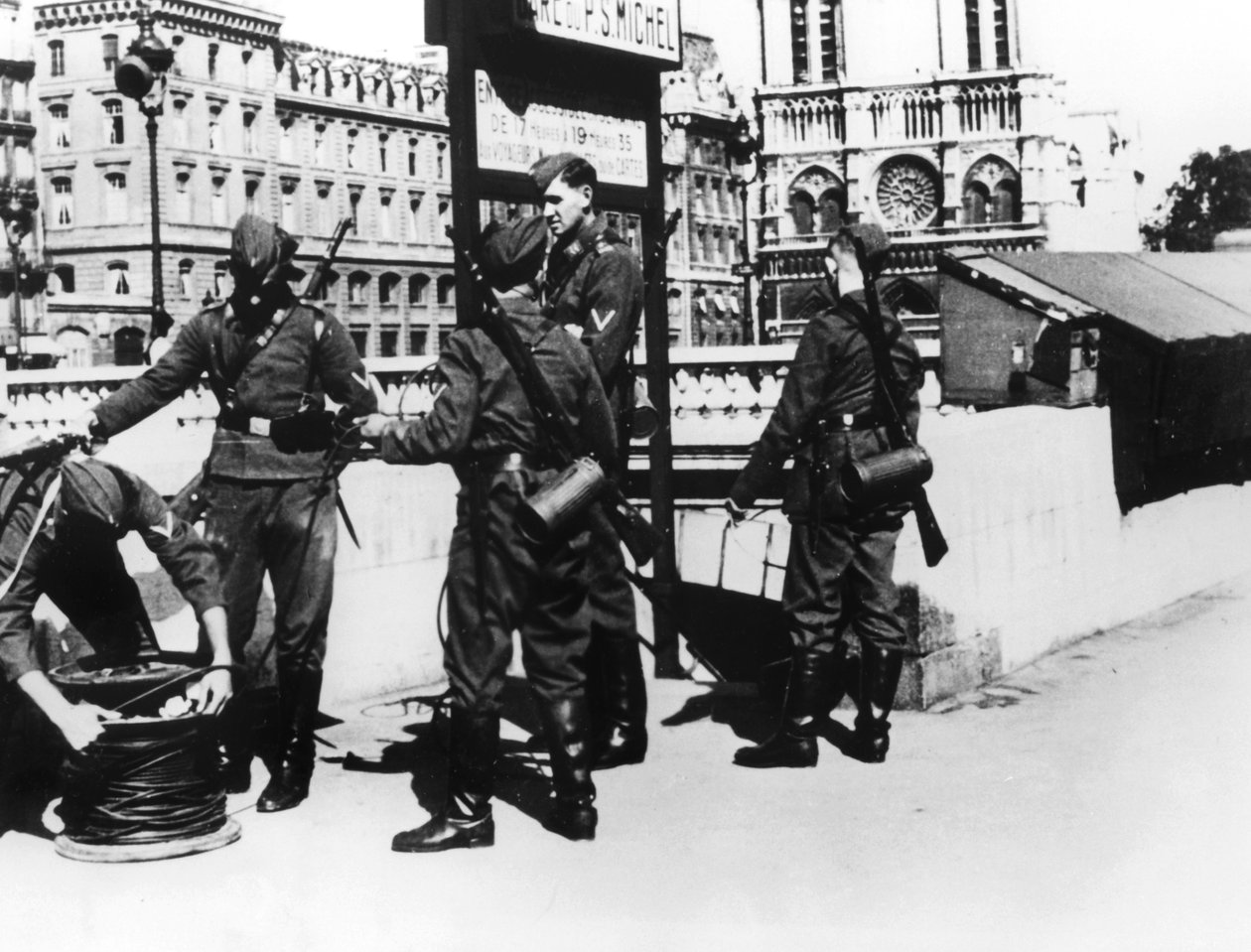 Katonák telefonkábellel a Pont St Michelen, Párizs, 1940. június alkotó: Unbekannt