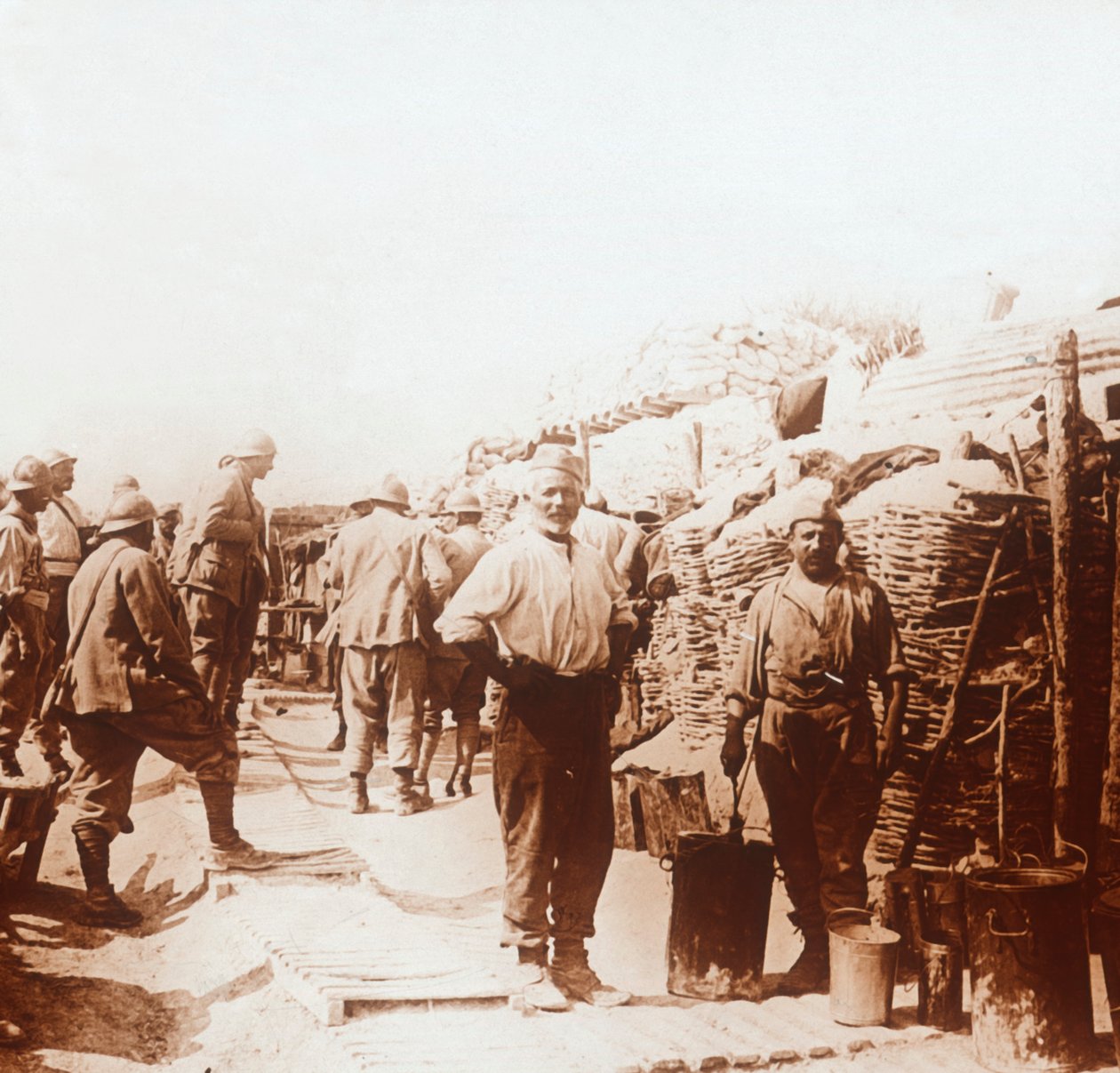 Katonák fémtartályokkal, c1914-c1918 alkotó: Unbekannt