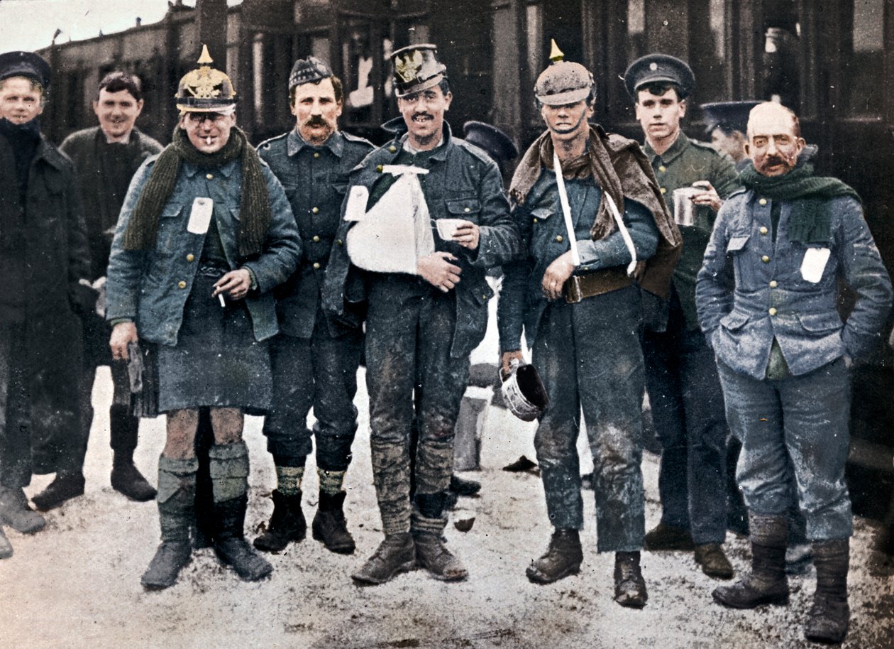 Néhány vidám sebesült a Neuve Chapelle-i harcokban, elfogott német sisakokat viselve, 1915 alkotó: Unbekannt