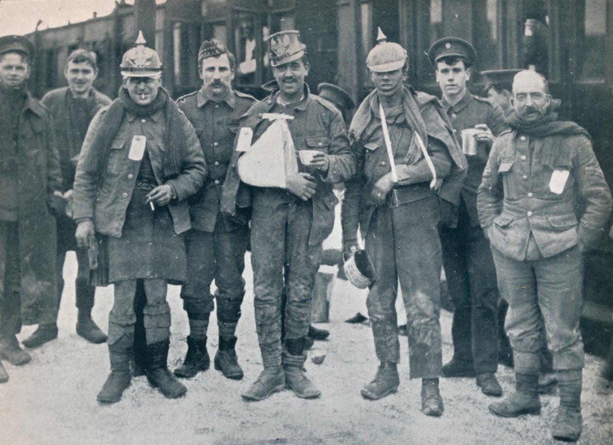 Néhány vidám sebesült a Neuve Chapelle-i harcokban, elfogott német sisakokat viselve, 1915 alkotó: Unbekannt
