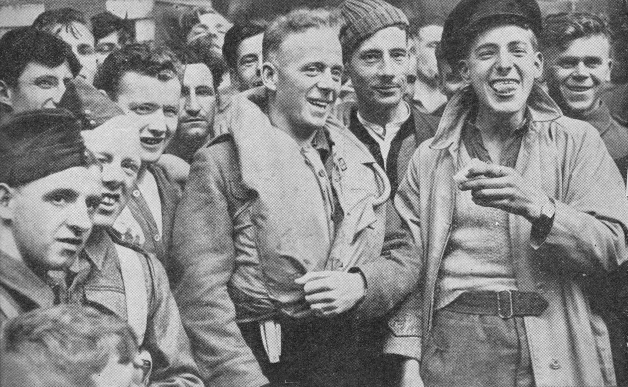 Az Arandora Star néhány túlélője egy skót kikötőben, 1940, 1940 alkotó: Unbekannt