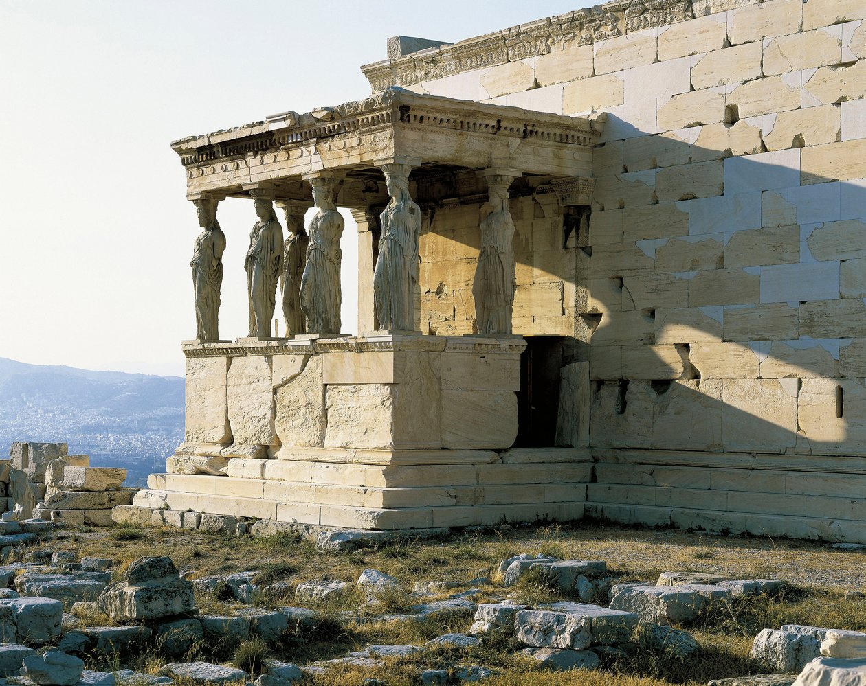 Az Erechtheion, az athéni Akropolisz templomának déli oldala. Fénykép. alkotó: Unbekannt