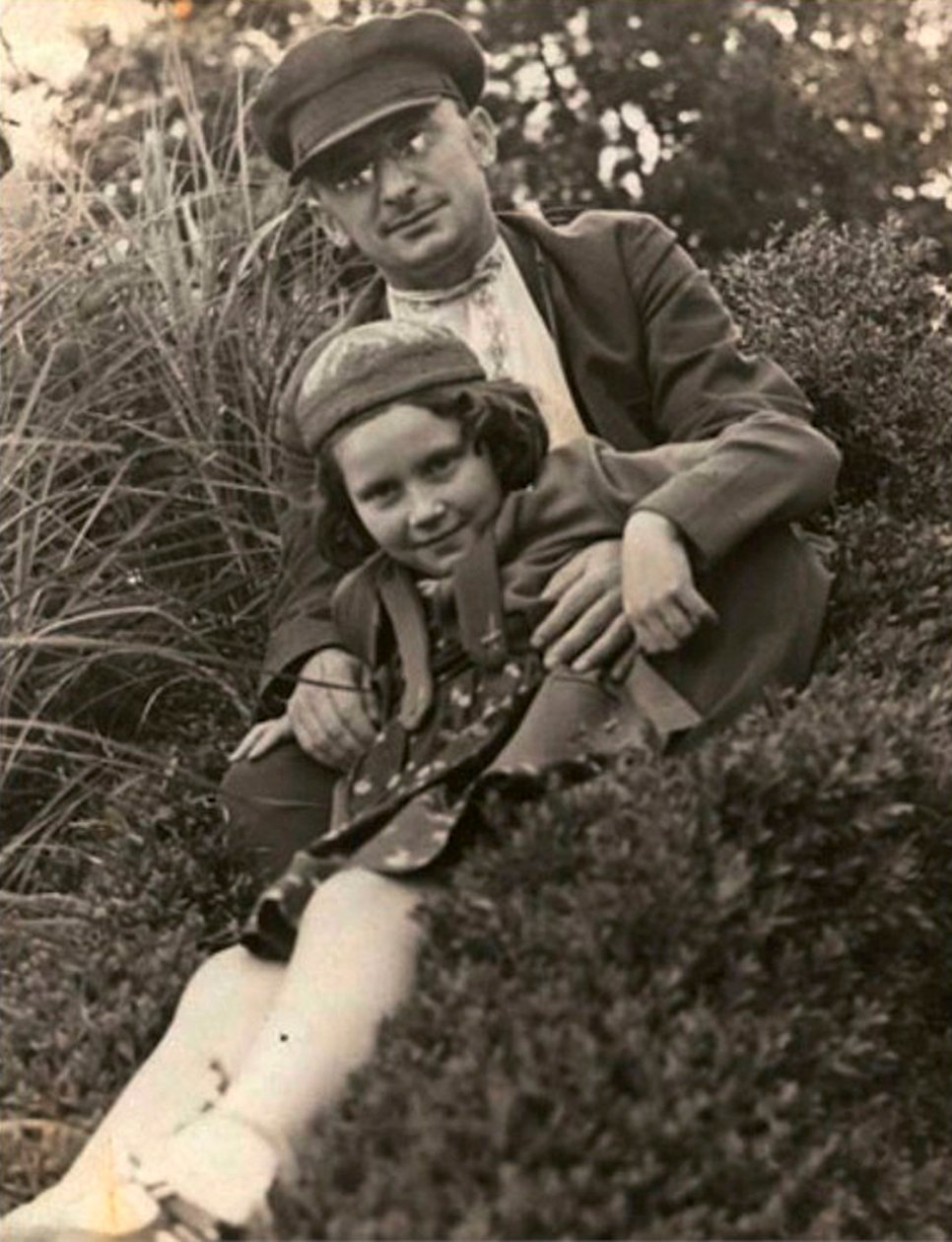 Lavrentij Beria szovjet politikus Josef Sztálin lányával, Szvetlana Allilujevával, Szovjetunió, 1930-as évek alkotó: Unbekannt