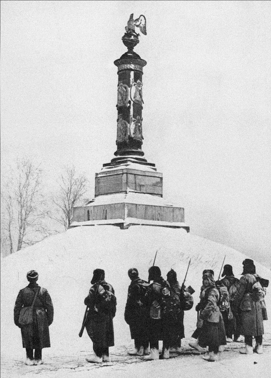 Szovjet katonák az 1812-es háború hőseinek emlékművénél Tarutino Kaluga faluban alkotó: Unbekannt