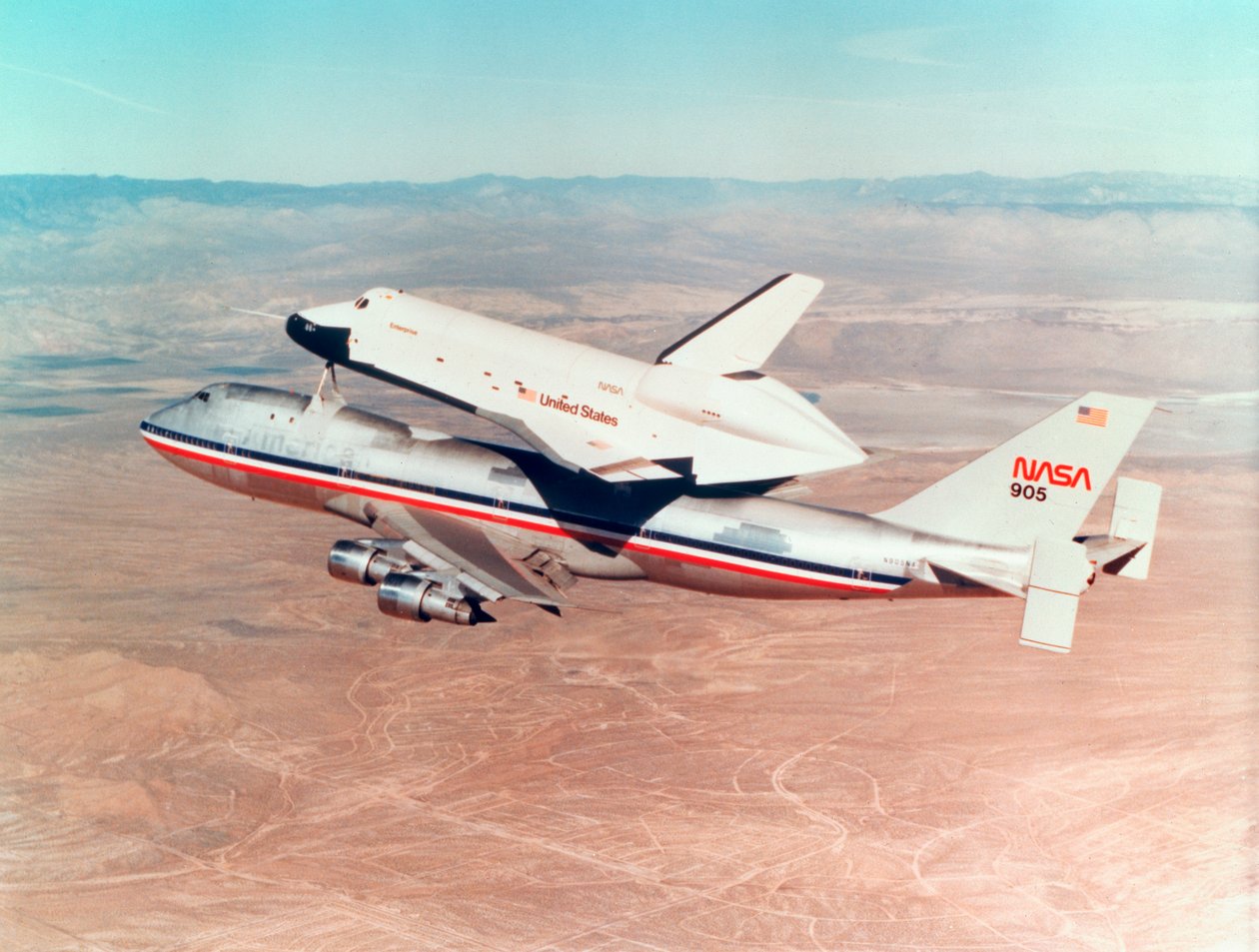 Space Shuttle Orbiter egy Boeing 747-es hordozó repülőgép tetejére szerelve, 1977 alkotó: Unbekannt