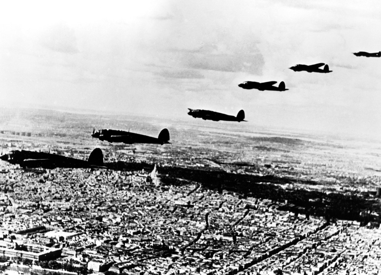 A német Heinkel He 111 bombázó százada a megszállt Párizs felett repül, 1940. július alkotó: Unbekannt