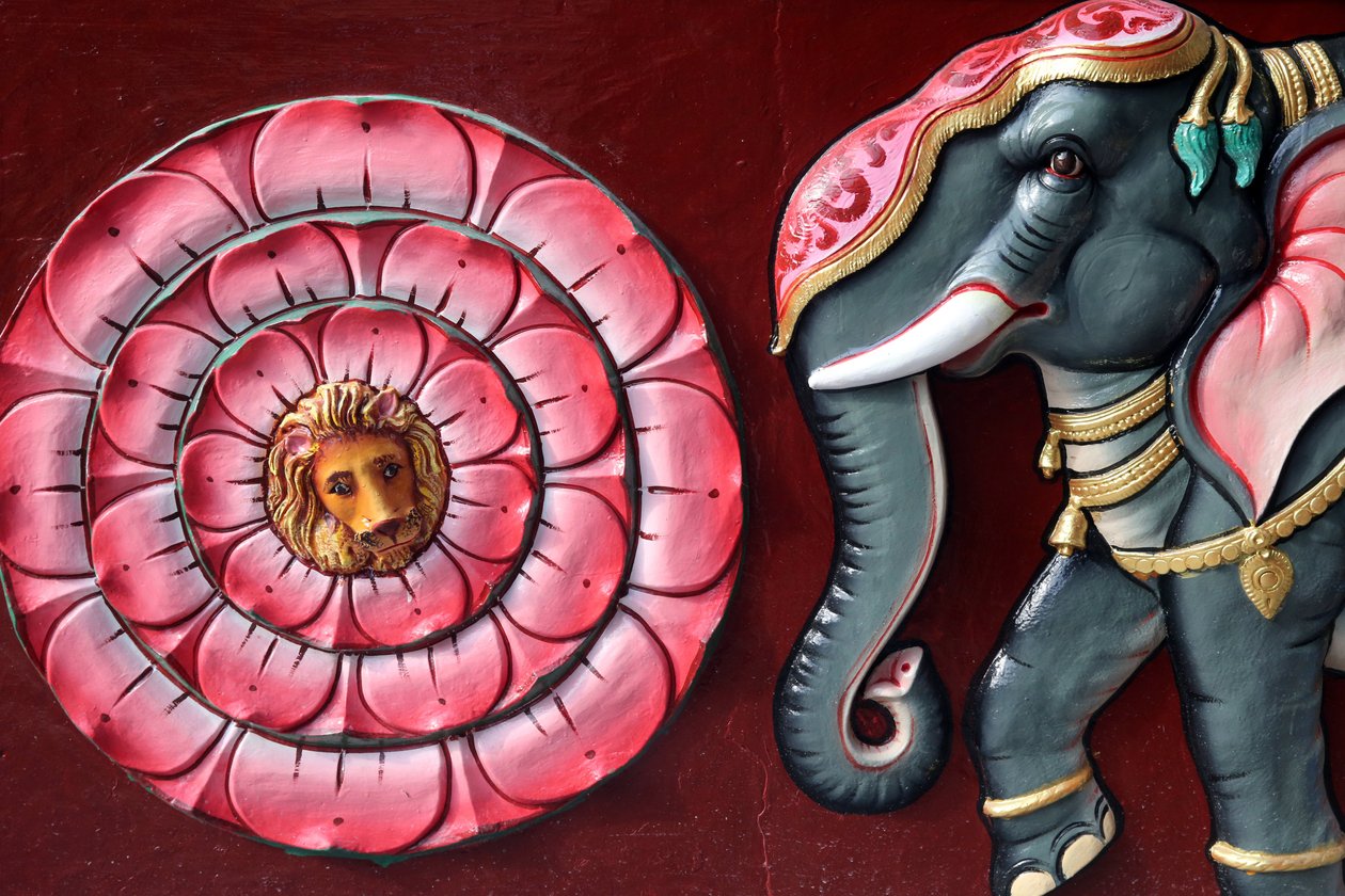 Sri Vadapathira Kaliamman hindu templom. Elefánt és lótuszvirág. Szingapúr alkotó: Unbekannt
