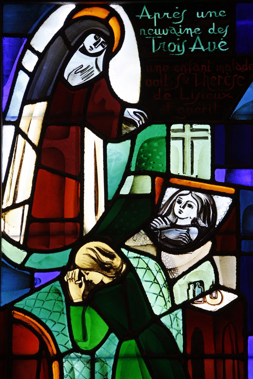Ólomüveg, amely Sainte Therese de Lisieux-t ábrázolja, amint egy beteg gyermeket gyógyít a Notre-Dame-de-la-Trinite templomban, Blois, Franciaország alkotó: Unbekannt