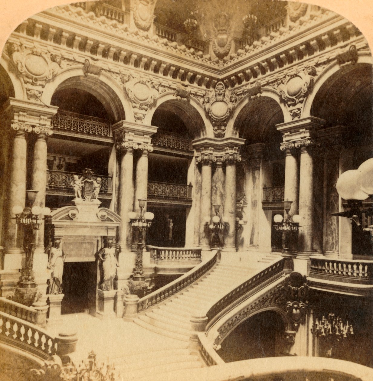 Lépcső a Grand Opera House-ban, Párizs, Franciaország, 1900. alkotó: Unbekannt