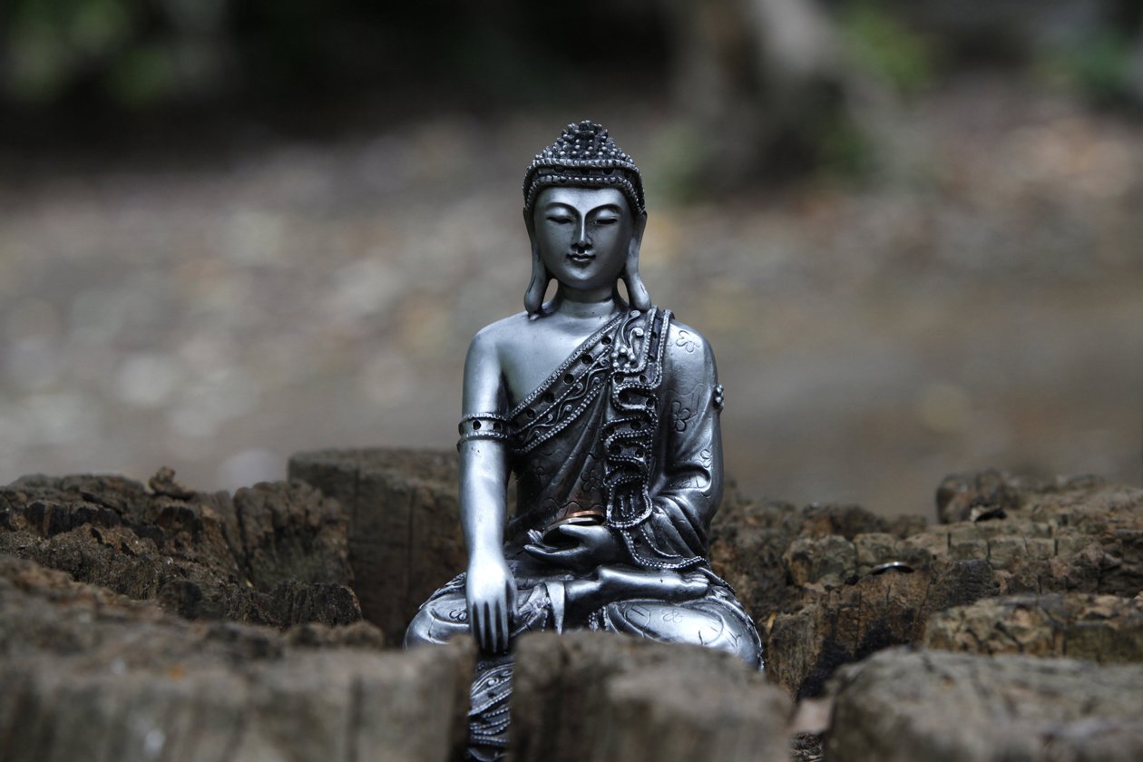 Szobor a Buddhapadipa templom kertjében, Wimbledon, Grande-Bretagne alkotó: Unbekannt