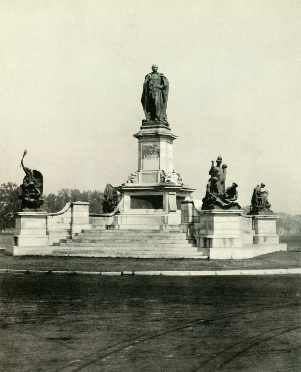 Lord Curzon szobra a Victoria Memorial Hall bejáratánál, 1925. alkotó: Unbekannt