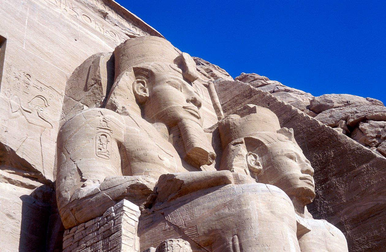 II. Ramszesz szobrai a főtemplom előtt, Abu Simbel, Egyiptom, Kr.e. 13. század eleje alkotó: Unbekannt