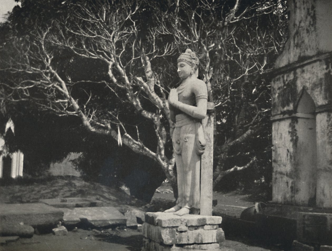 Kőfigura a Ruwanweli Dagoba közelében, Anuradhapura, 1926 alkotó: Unbekannt