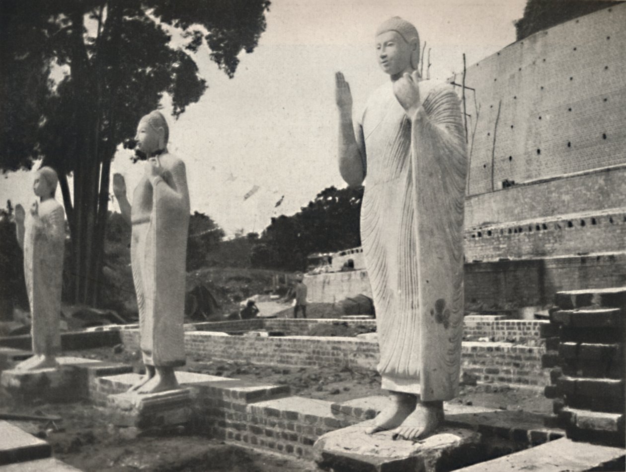 Kőszobrok a Ruwanwali Dagoba előtt restaurálás alatt, Anuradhapura, 1926 alkotó: Unbekannt