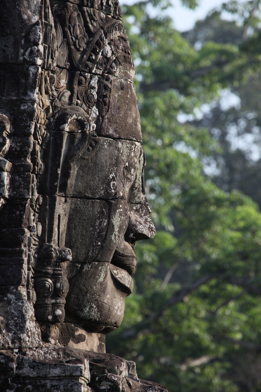 Kőarcok az Angkor Thom-i Bayon templom tornyain, amelyek VII. Jayavarmant bodhiszattvaként ábrázolhatják. Siem Reap, Kambodzsa alkotó: Unbekannt