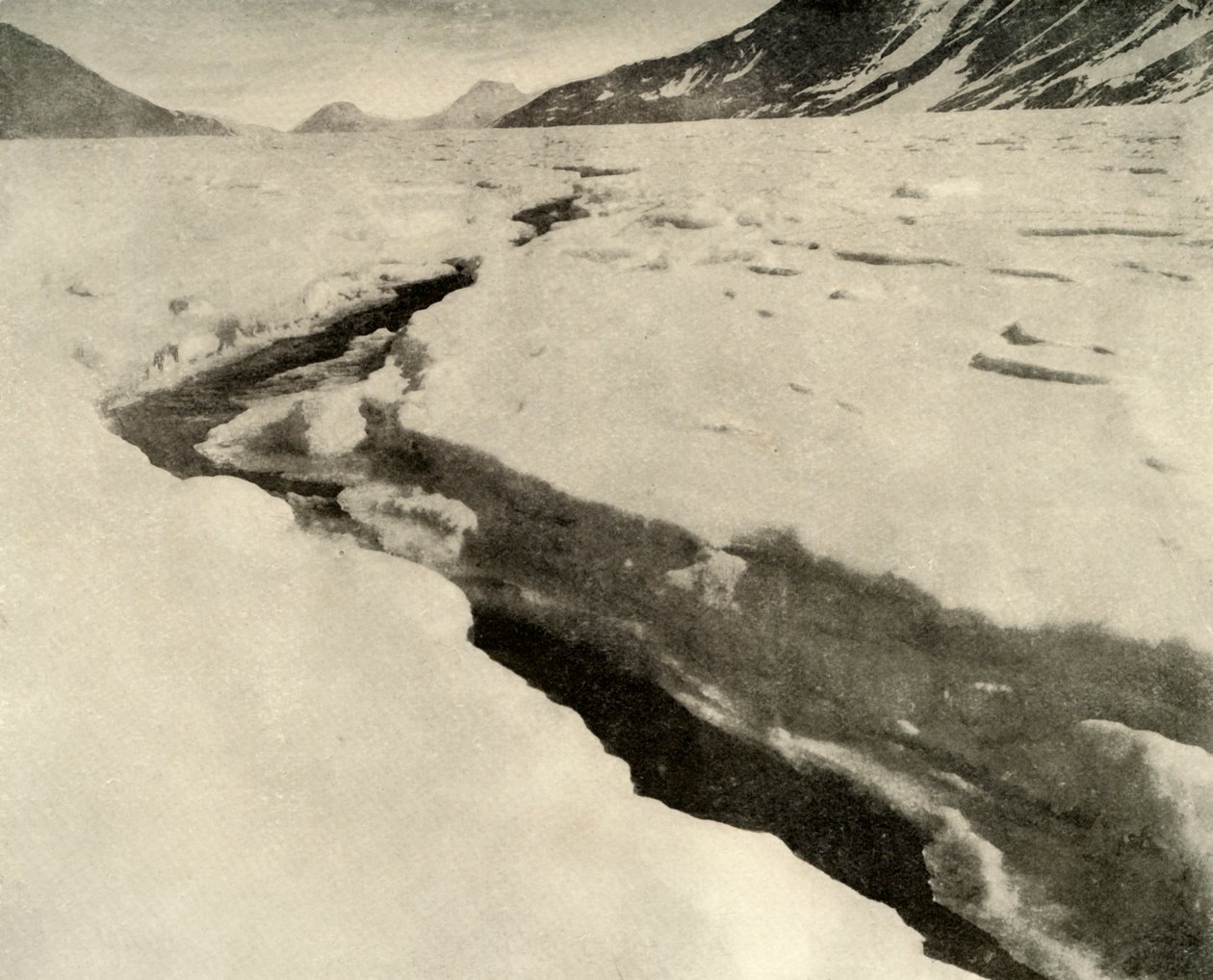 Folyóvíz patak a Ferrar-gleccser közepén nyáron, 1908, 1909. alkotó: Unbekannt