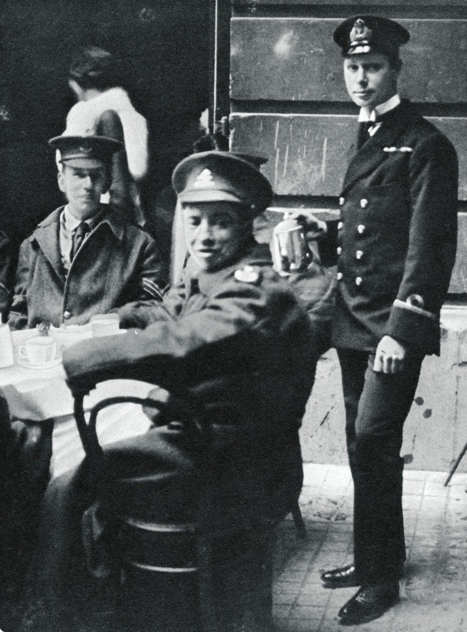 Albert herceg helyettes teát szolgál fel sebesült katonáknak a Buckingham-palotában, 1916 alkotó: Unbekannt