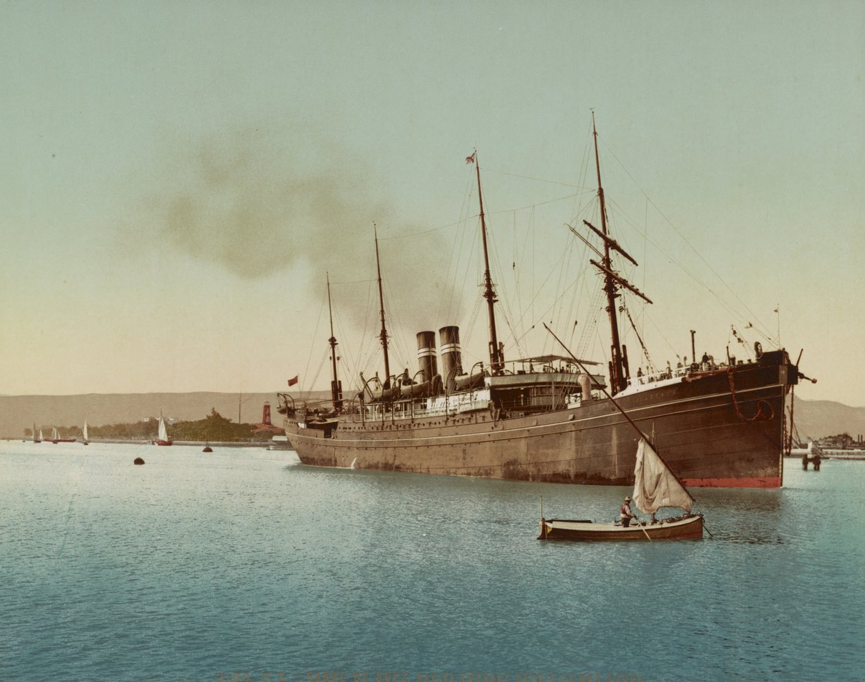 Szuezi-csatorna, hajó belép a Vörös-tengerbe Port Tewfic közelében, 1900 körül (színes fotokróm) alkotó: Unbekannt