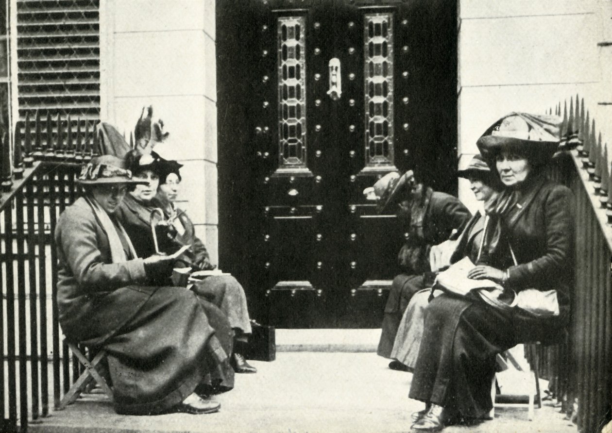 Szufrazsettek Sir Edward Carsons londoni otthonának küszöbén várakoznak, 1914. április 6., 1947. alkotó: Unbekannt