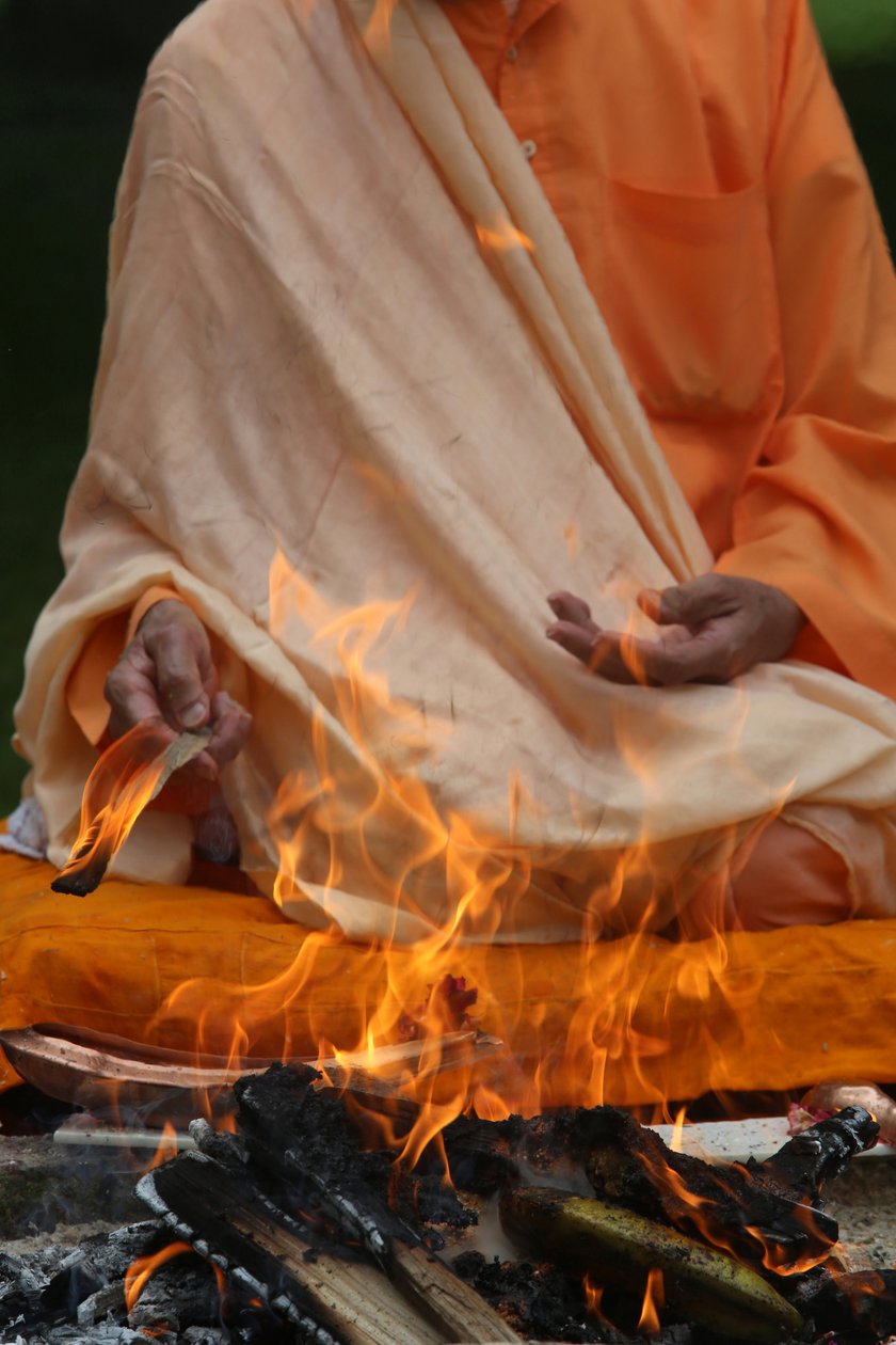 Swami Veetamohanda a homa tűz rituáléját végzi a Ramakrishna védantikus központ kertjében. Gretz. Franciaország alkotó: Unbekannt