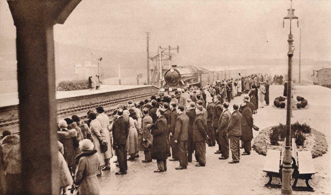 Szimpatikus érdeklődés a királyi temetkezési vonat iránt a Welwyn állomáson, 1936 alkotó: Unbekannt