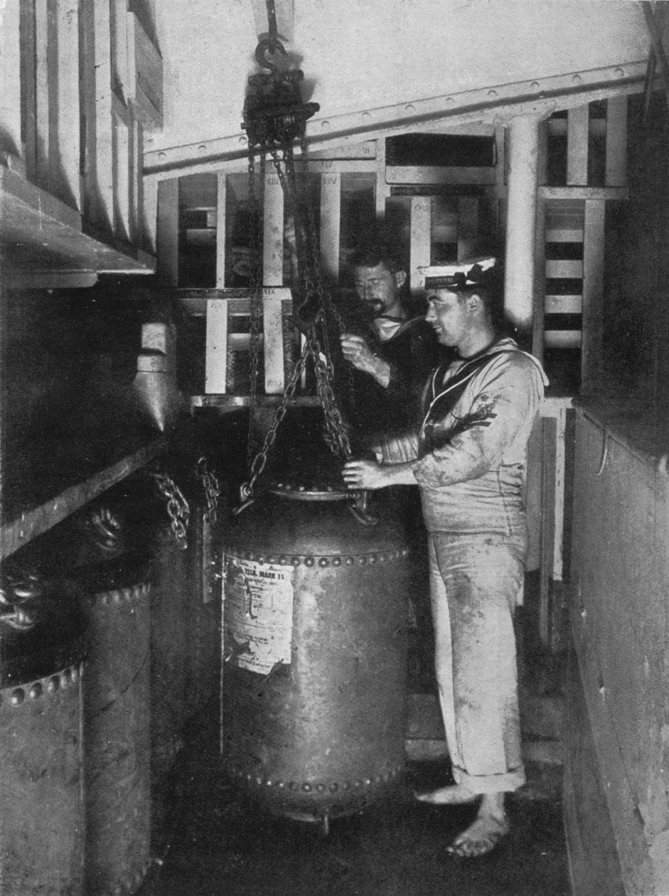 Egy tengeralattjáró-akna kiszedése a boltokból, 1914 alkotó: Unbekannt