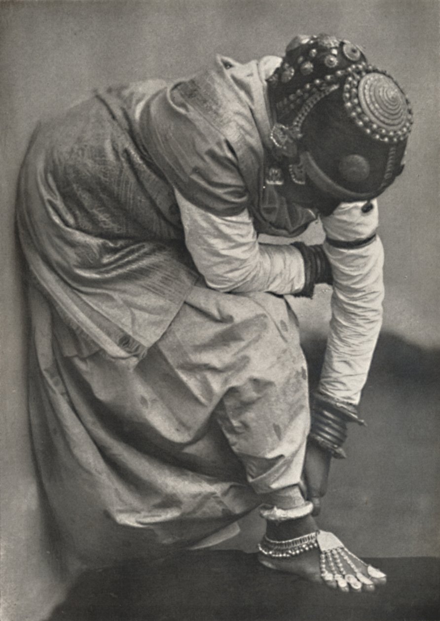 Tamulin lábbal és fejdísszel, 1926 alkotó: Unbekannt