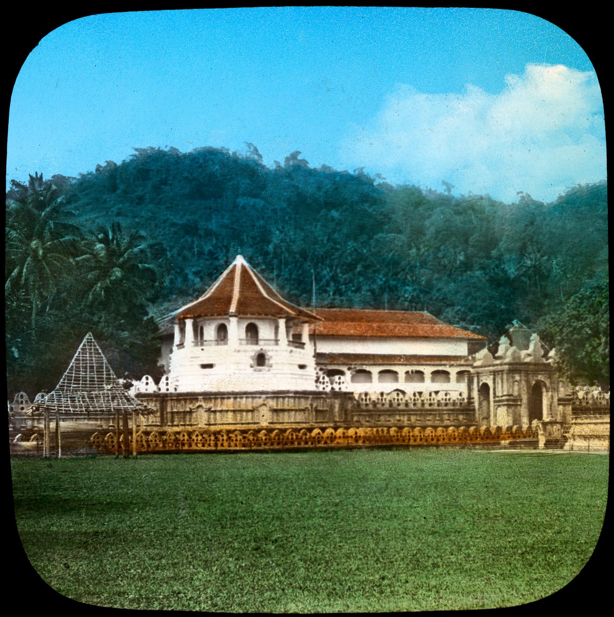 A Szent Fog temploma, Kandy, Ceylon, 19. század vége vagy 20. század eleje alkotó: Unbekannt