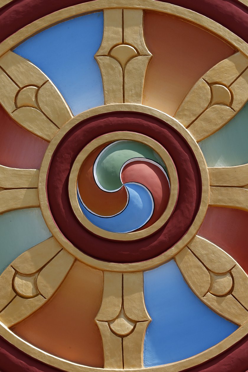 Ezer Buddha temploma. Dashang Kagyu Ling gyülekezet. Dharma kerék, La Boulaye, Franciaország alkotó: Unbekannt