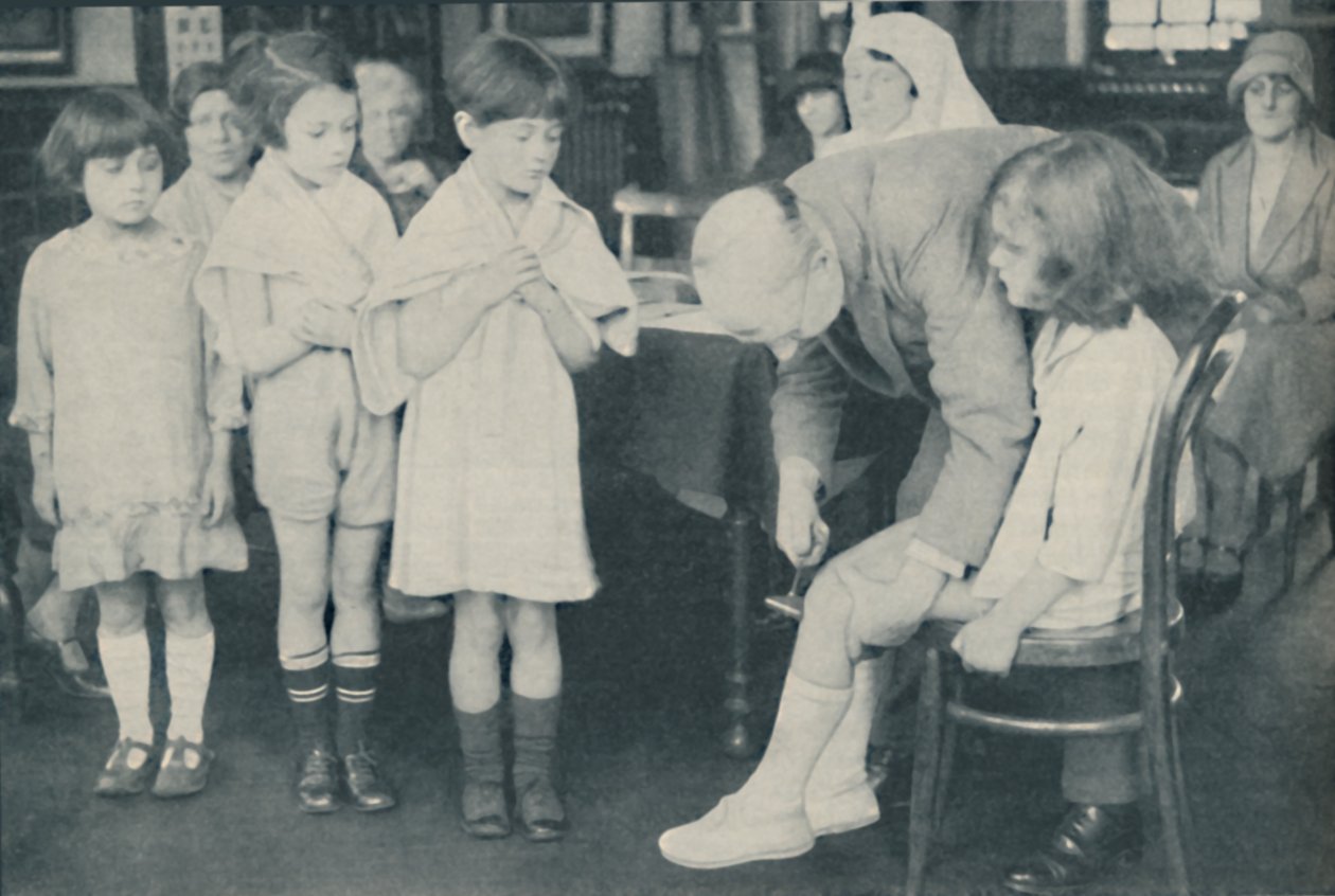 A patella reflex tesztelése idegbetegség jeleként, c1935 alkotó: Unbekannt