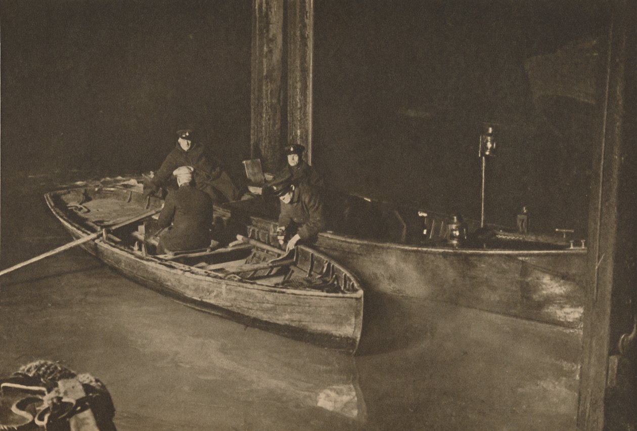 Temzei rendőrség az éjszakai őrjáraton, amely őrzi a folyó biztonságát, 1935. alkotó: Unbekannt