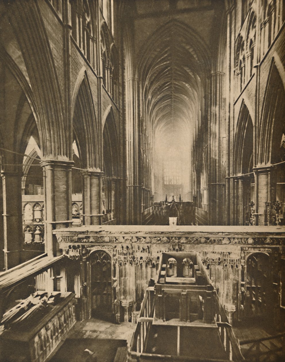 The Abbeys Grand Interior: Nyugatra nézve a gyóntató kápolnából, 1935. alkotó: Unbekannt